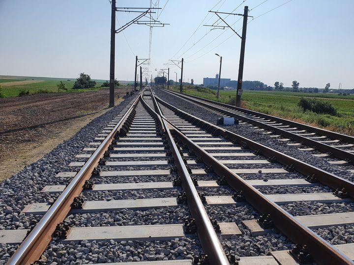 Teleorman: Utilaj feroviar deraiat pe calea ferată / O persoană este inconştientă