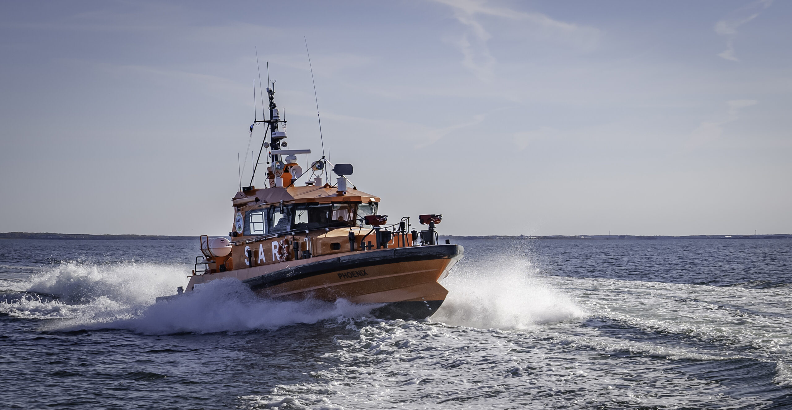Nava Phoenix, aflată la festivitățile din Portul Constanța, chemată să intervină de urgență. Două persoane, în pericol de înec