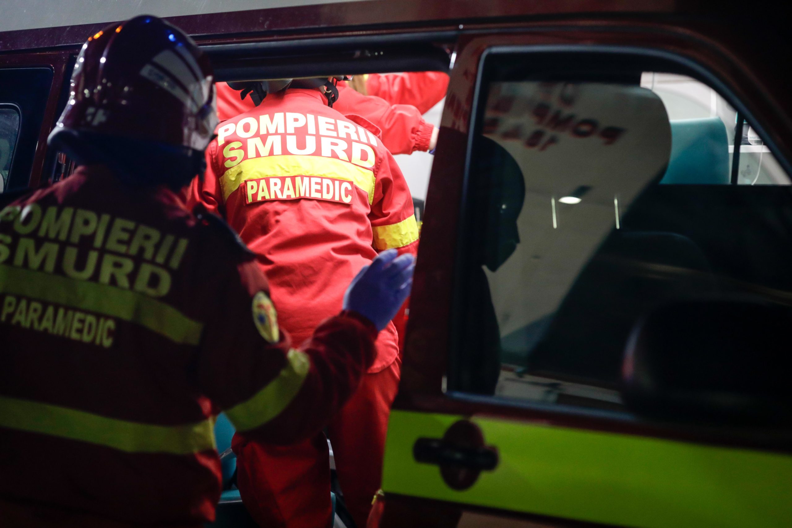 Bărbat lovit trecea de pietoni, la Sibiu. Șoferul a fugit și este căutat de polițiști