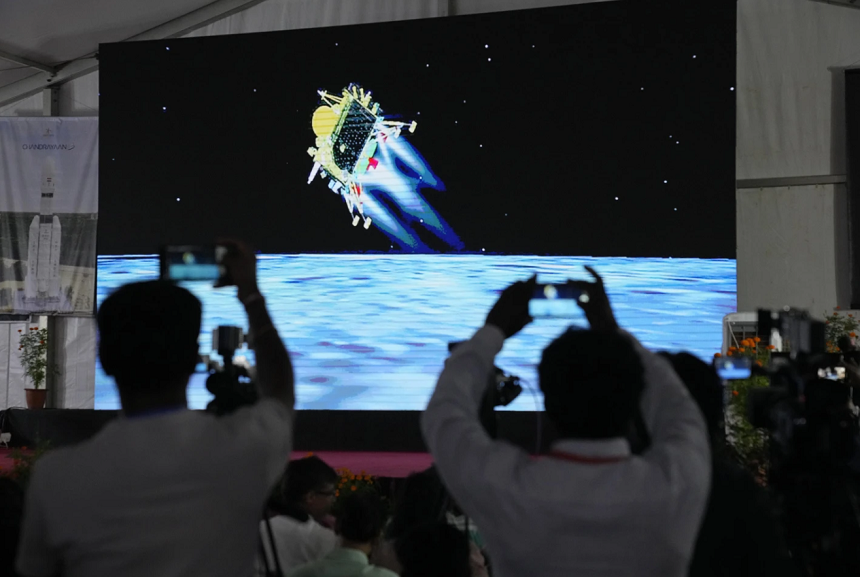 Racheta indiană Chandrayaan-3 aselenizează cu succes în apropierea Polului de Sud al Lunii, o misiune istorică
