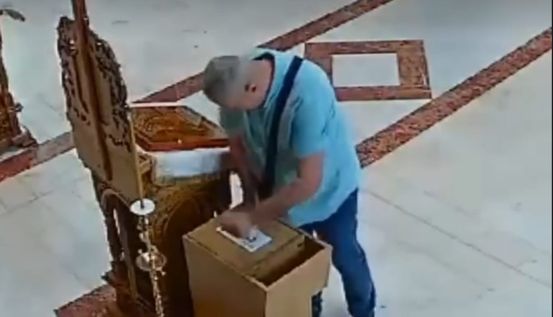 Un bărbat a furat bani din cutia milei de la o biserică din București. Hoțul a fost prins