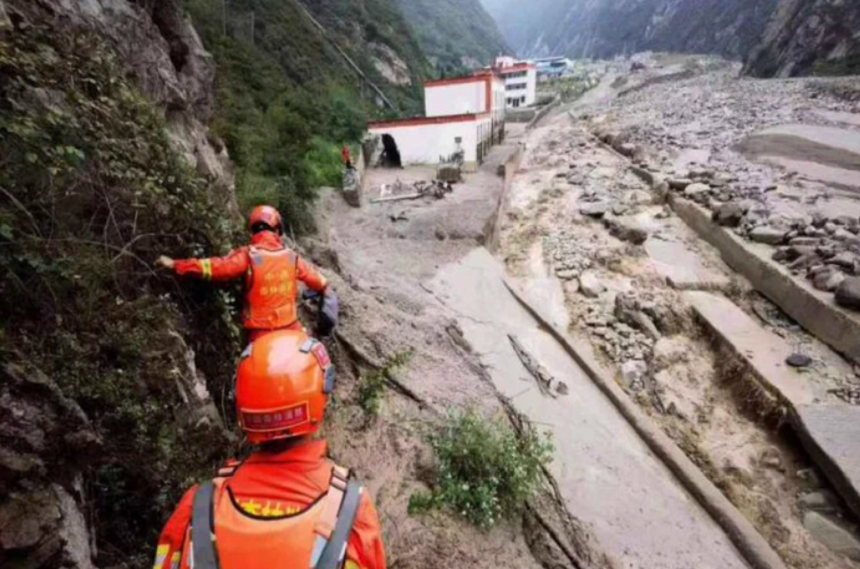 Patru morţi şi zeci de dispăruţi în sud-vestul Chinei, în urma unor ploi diluviene. O uzină de prelucrarea oţelului în care lucrau peste 200 de oameni, ”înghiţită” de inundaţii. Xi Jinping cere o anchetă ”aprofundată” cu privire la un incident de securitate. Cinci arestări