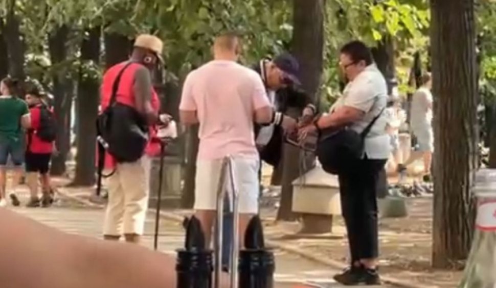 Doi bărbaţi din Bucureşti se dădeau poliţişti şi îi lăsau pe turiştii străini fără bani prin metoda Maradona