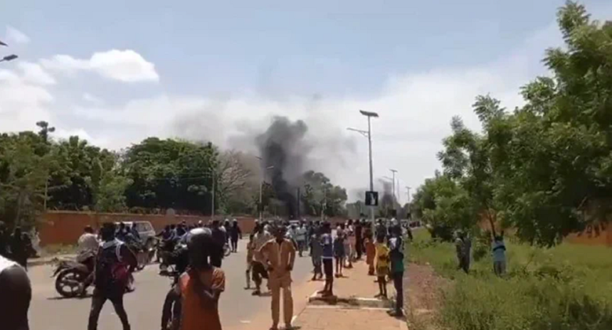 Militarii care au preluat puterea în Niger au închis spaţiul aerian şi refuză să-l repună în funcţie pe preşedinte