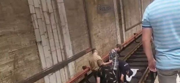 Un bărbat s-a legat cu cătușe pe șina metroului la Piața Unirii, în semn de protest. Care e motivul