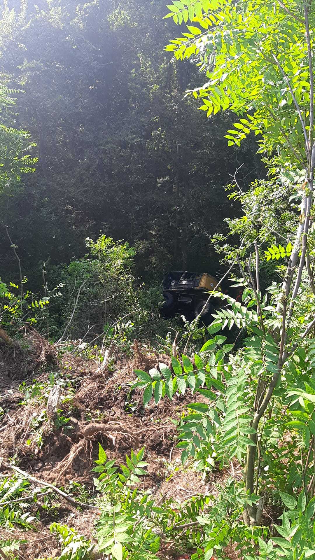 UPDATE – Teleorman: Utilaj feroviar răsturnat la ieşire din Roşiorii de Vede / Două persoane erau înauntru / Un bărbat de aproximativ 55 de ani a murit – FOTO