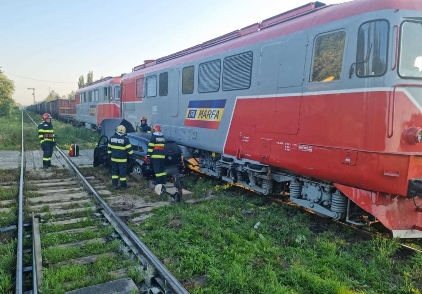 Suceava: Maşină lovită de tren la o trecere la nivel cu calea ferată / O femeie de aproximativ 60 de ani, care era prinsă sub locomotivă, a murit – FOTO