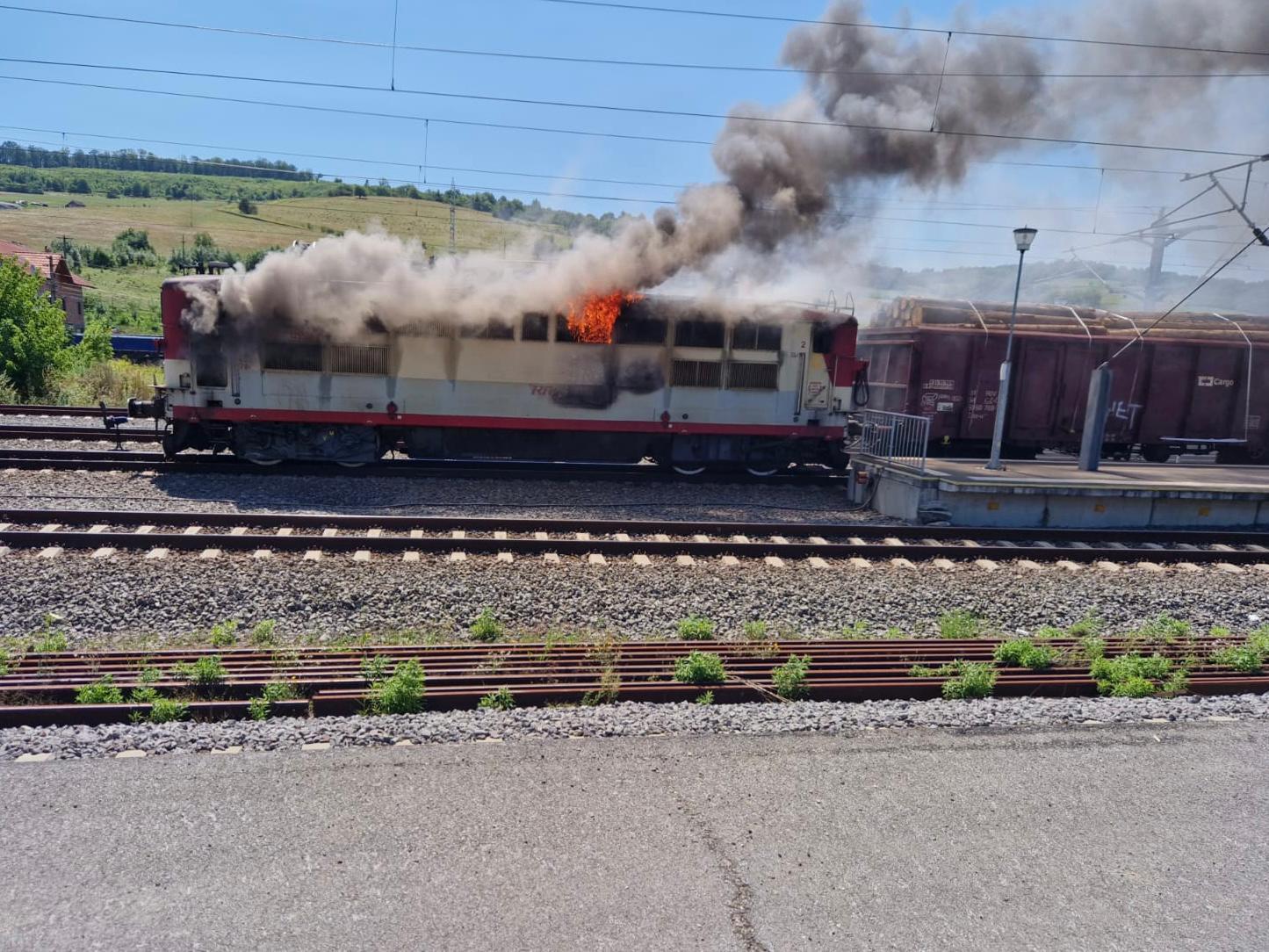 Sibiu. Locomotiva unui tren de transport marfă a luat foc