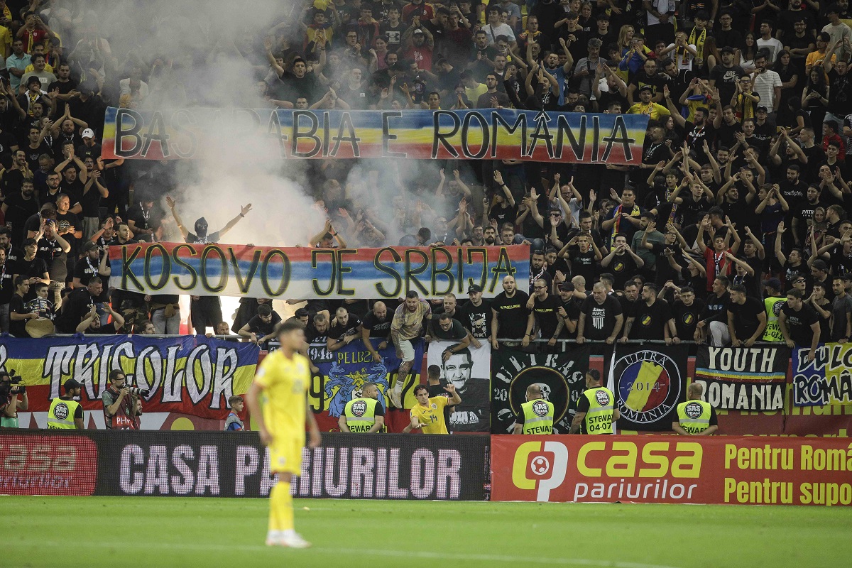 România a învins Kosovo cu 2-0. Meciul a fost întrerupt din cauza fumigenelor și a mesajelor de pe bannere
