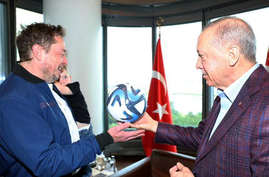 Recep Erdogan îi cere lui Elon Musk să deschidă o fabrică Tesla în Turcia