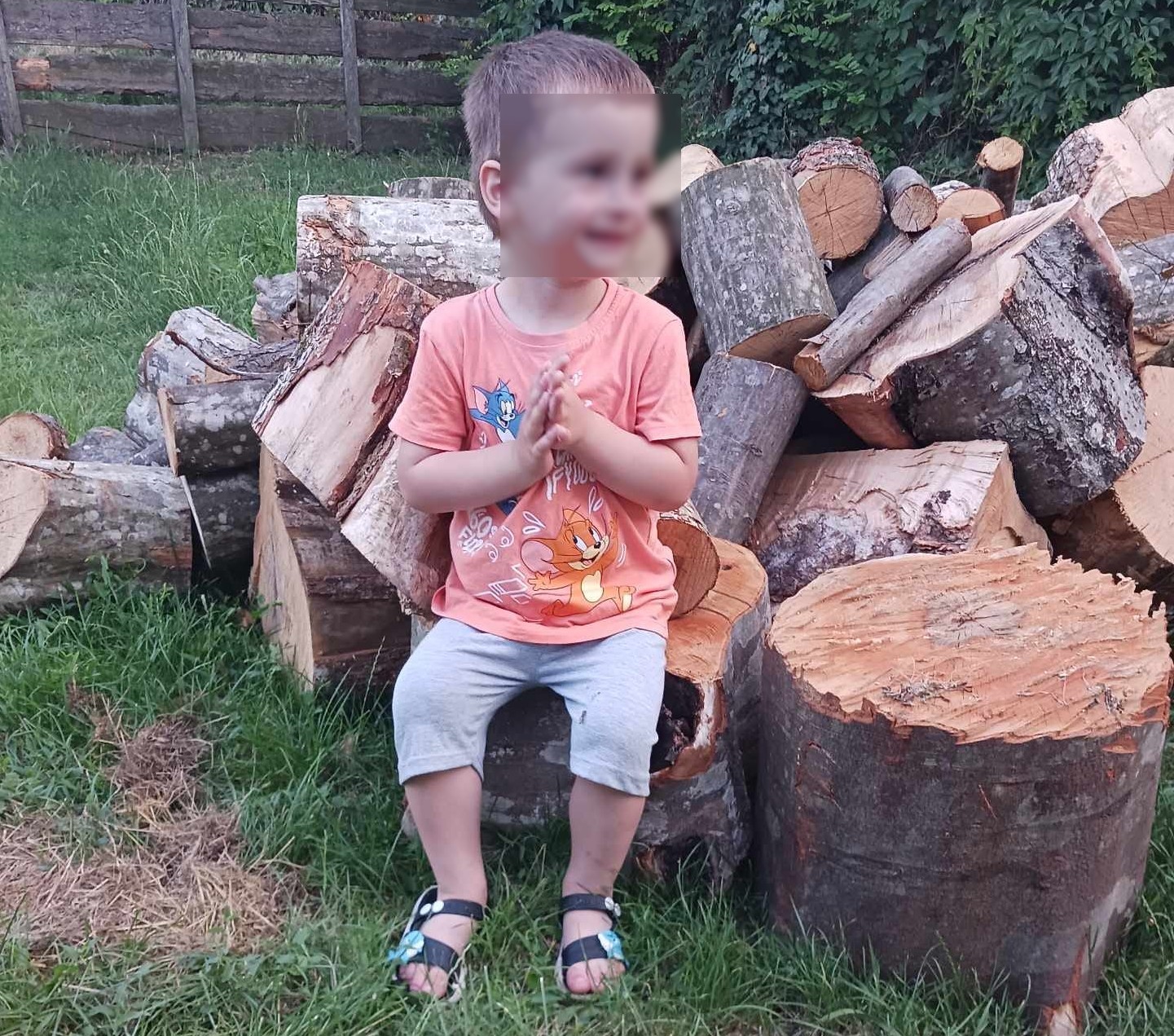 Un miracol la Iași! Copilul de 3 ani aruncat de mama sa pe geam s-a trezit din comă. Care au fost primele lui cuvinte