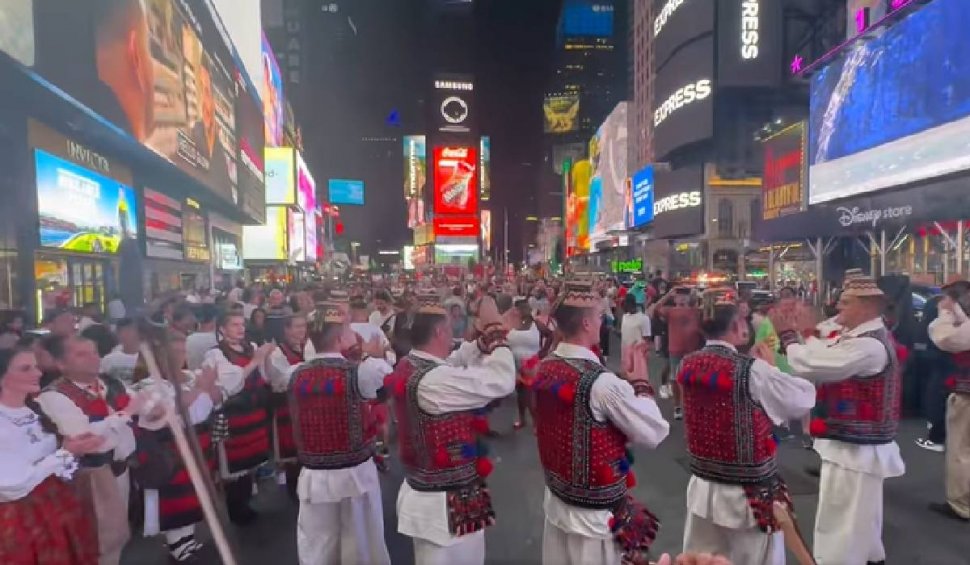 Au încins hora în faimosul Times Square din New York /VIDEO! Spectacolul maramureșenilor a făcut înconjurul lumii
