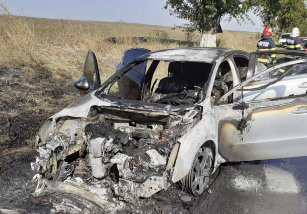 Mașina prefectului de Olt, Mario de Mezzo, a ars ca o torță în trafic
