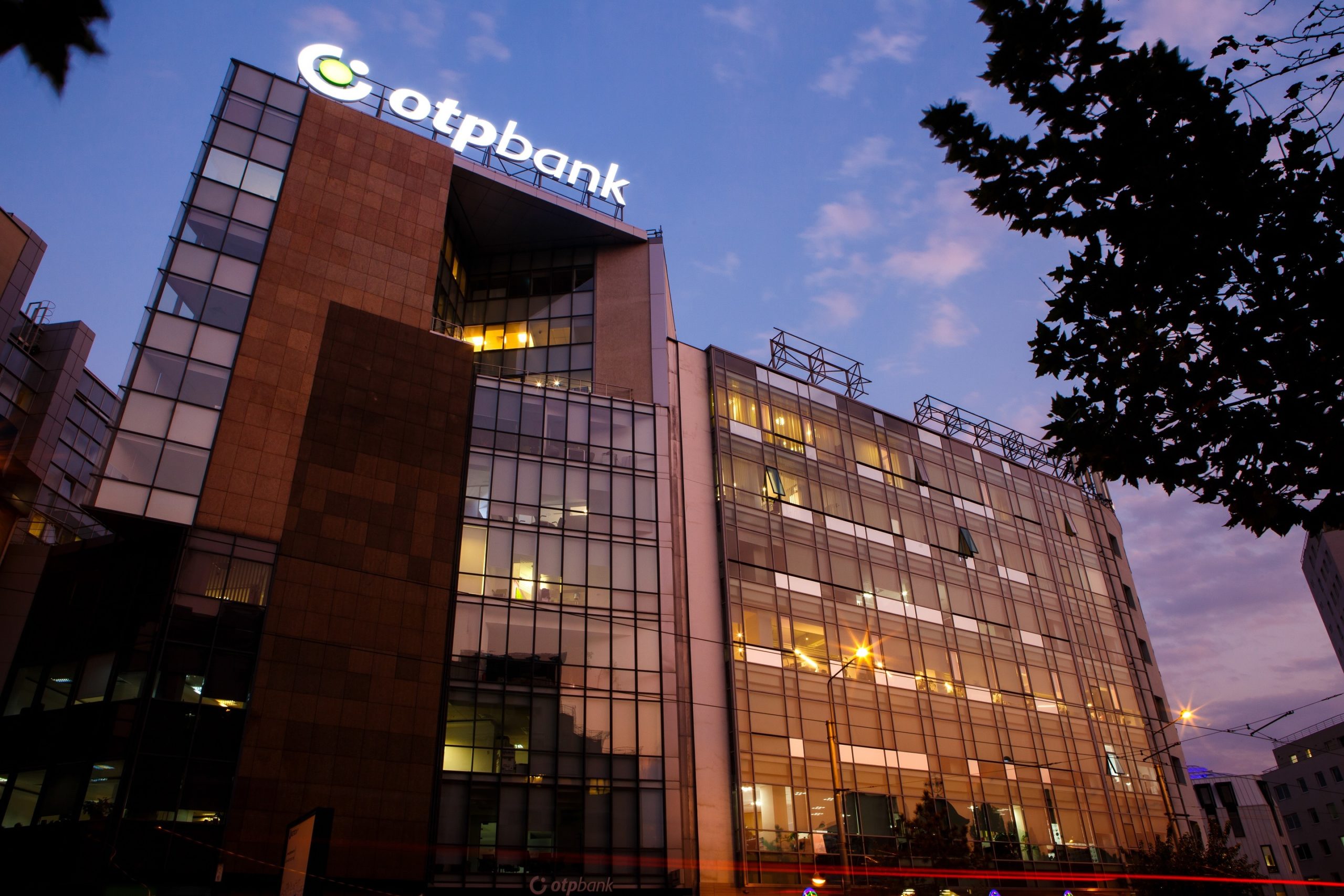 OTP Bank România anunţă că a obţinut în instanţă suspendarea ordinului preşedintelui ANPC privind ratele creditelor