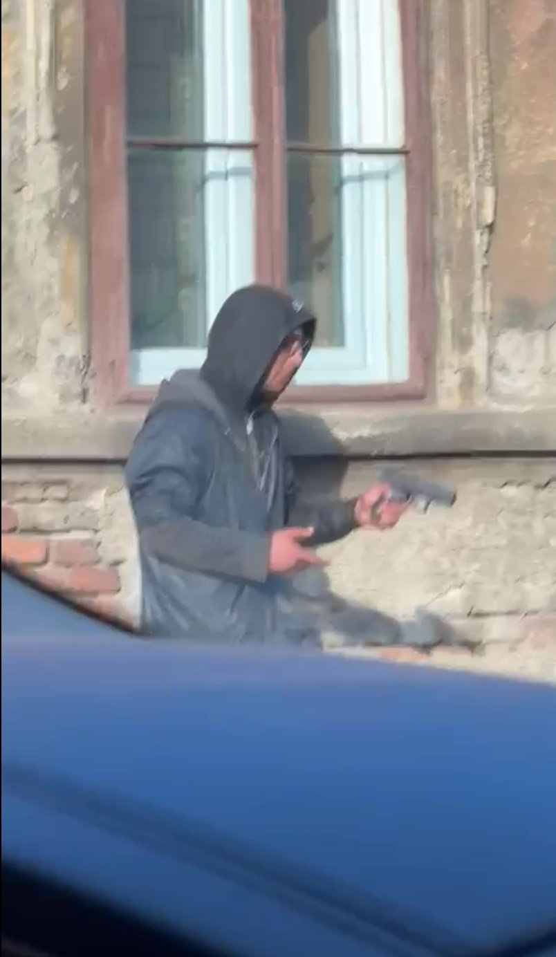 Tânăr surprins în timp ce amenința trecătorii cu un pistol, la Timișoara