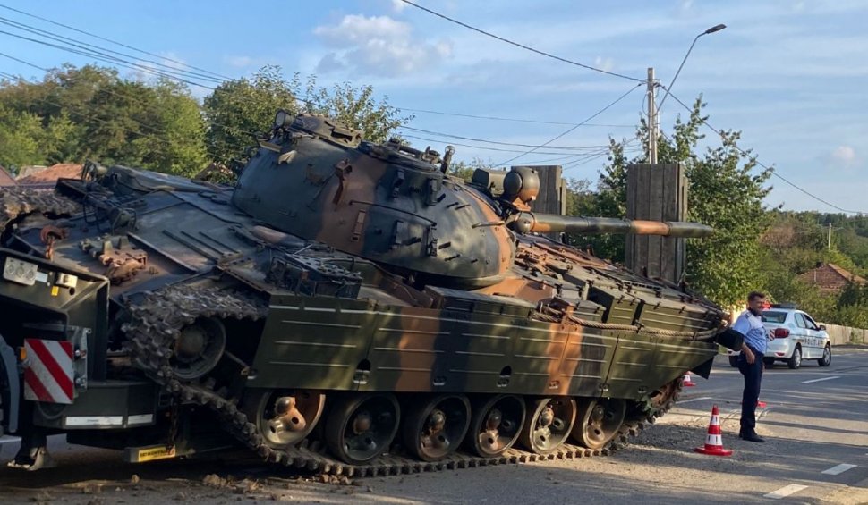 Un tanc s-a răsturnat pe o șosea din județul Băcău