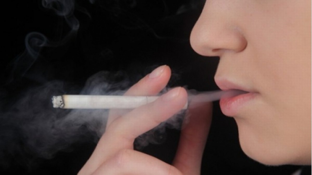 O fată de 12 ani din Hunedoara, arsă cu țigara pe frunte de o adolescentă de 14 ani. Motivul: o cerere de prietenie pe Facebook dată unui băiat