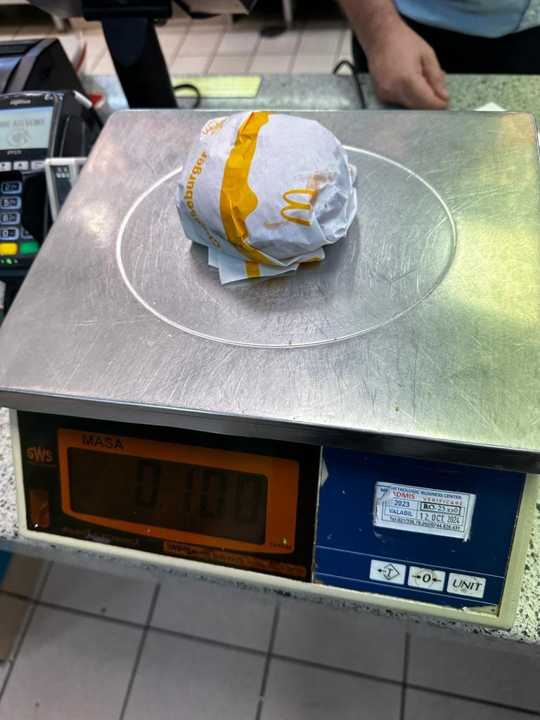 Restaurantul McDonald’s din Gara de Nord a fost închis temporar de ANPC şi amendat cu 50.000 de lei/ Printre nereguli: preparate expirate, zone insalubre, mizerie – FOTO, VIDEO