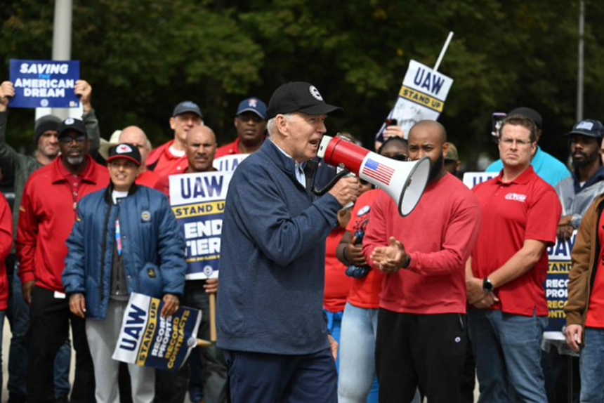 Biden salută acorduri sociale ”istorice” în industria auto, după săptămâni de grevă, între Sindicatul UAW şi giganţii General Motors, Stellantis şi Ford
