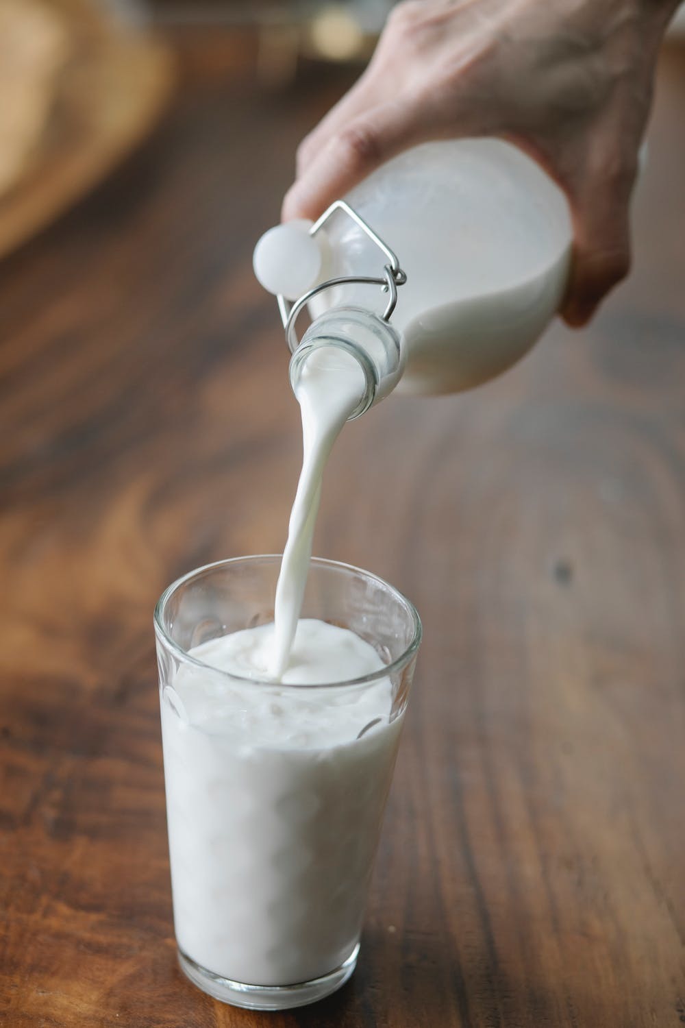 INS: Cantitatea de lapte de vacă colectată de unităţile procesatoare a crescut cu 10,3% în primele opt luni, la 834.005 tone /  Cantitatea de lapte brut importată de către unităţile procesatoare a scăzut cu 31,7%