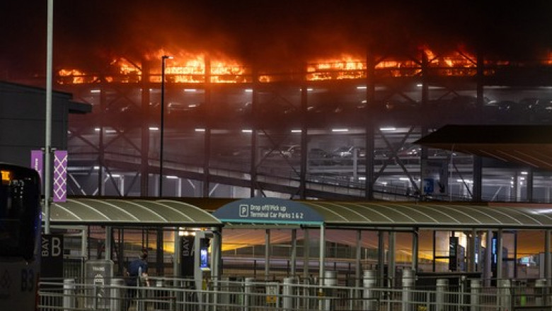 Toate zborurile suspendate pe aeroportul Luton din Londra din cauza unui incendiu puternic