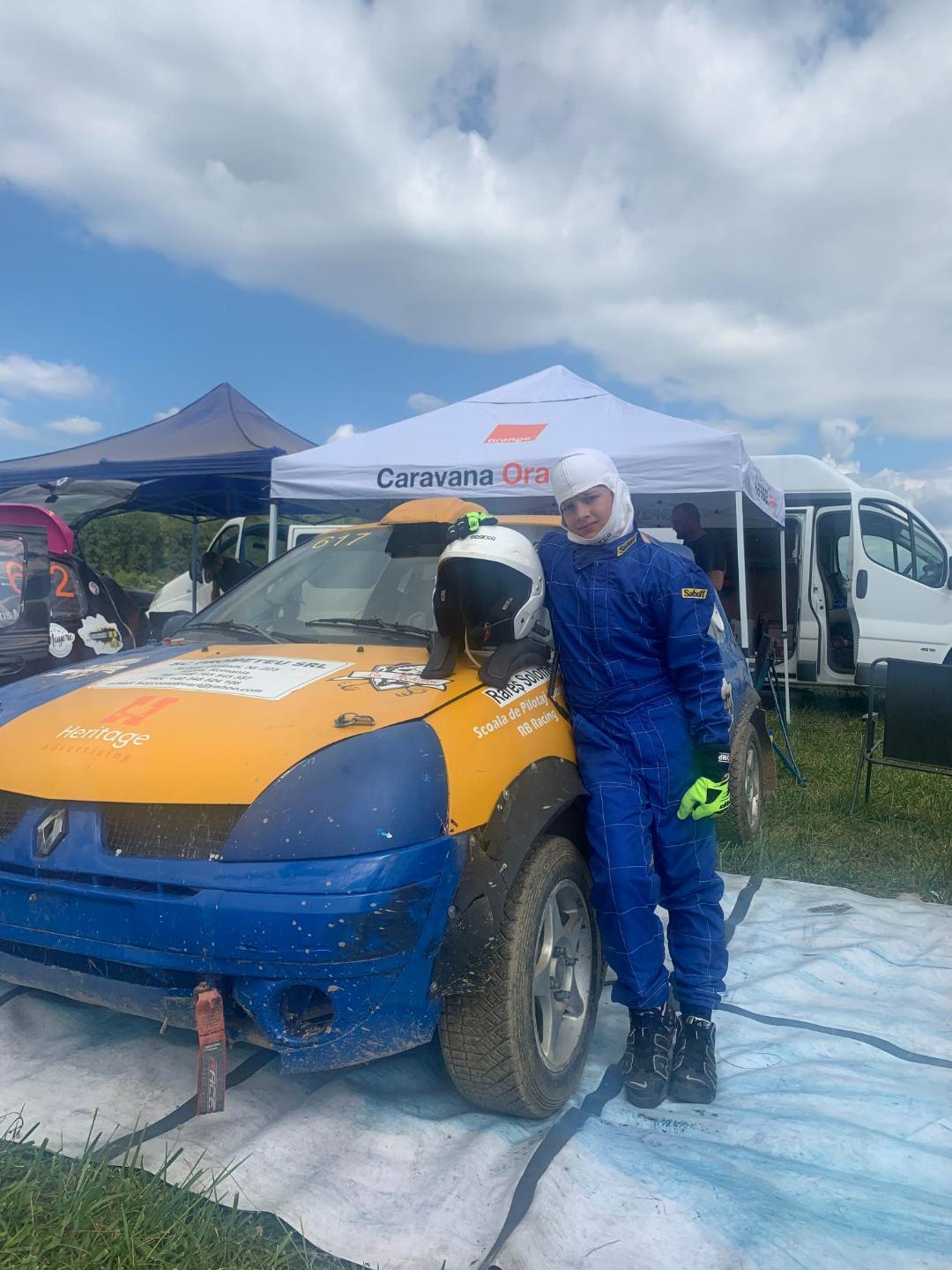 Povestea lui Rareș, micul pilot, care la 12 ani se dă cu mașina în cursele de Rallycross