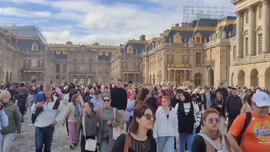 Alerte teroriste pe bandă rulantă în Franța. Muzeul Luvru, închis, oameni evacuați la Versailles