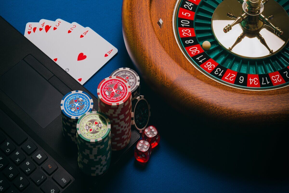 5 motive pentru care sa joci Blackjack și ruletă într-un cazinou virtual
