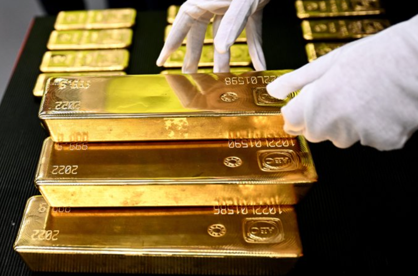 Regatul Unit emite o alertă prin care avertizează instituţiile financiare că Rusia se foloseşte de aur pentru a evita sancţiunile în Războiul din Ucraina. Londra impune noi sancţiuni în sectoarele aurului şi petrolului unor oligarhi şi întreprinderi ruseşti