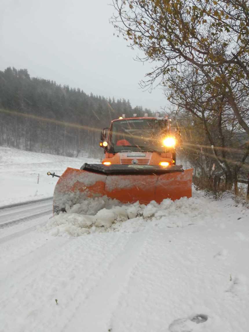 Zăpadă de peste 10 centimetri, în Buzău. În Vrancea, o maşină a rămas înzăpezită. Blocaje pe mai multe drumuri naționale