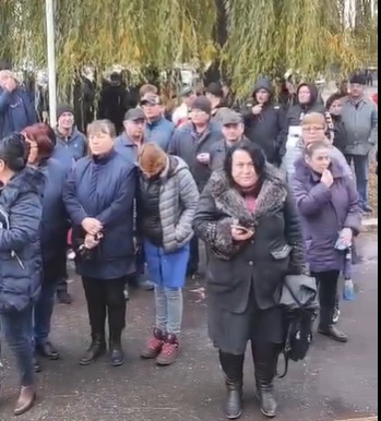 Protest la producătorul de tehnică militară CARFIL din Braşov. Salariaţii reclamă că noile măsuri fiscal-bugetare „vor avea ca efect falimentul acestei industrii” – FOTO, VIDEO