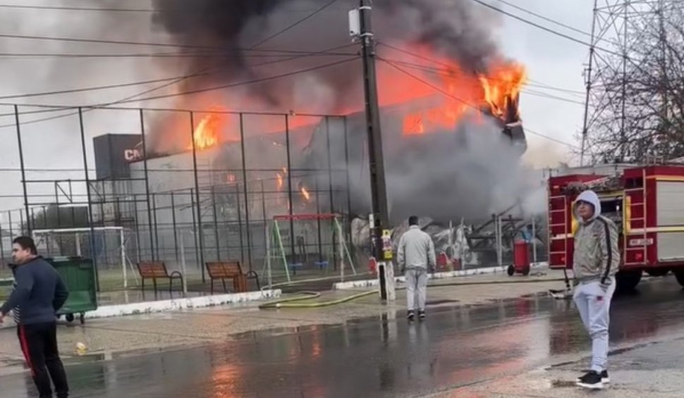 Incendiu puternic la o hală din județul Dâmboviţa