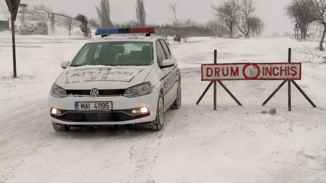 Atenție, șoferi! Zeci de drumuri, închise din cauza zăpezii