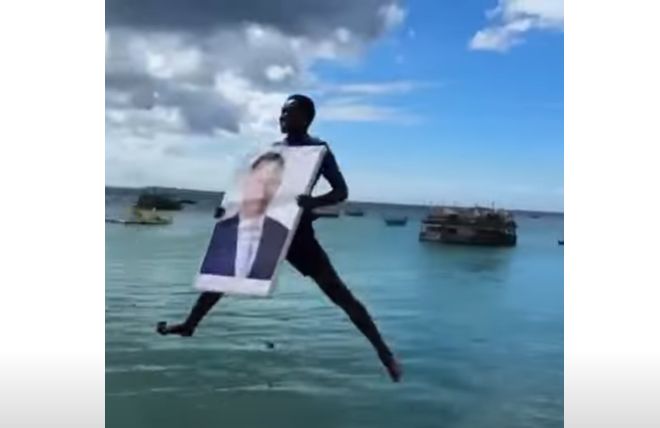 O vizită ”spectacol”! Africanii au sărit în apă cu portretele lui Klaus și Carmen Iohannis