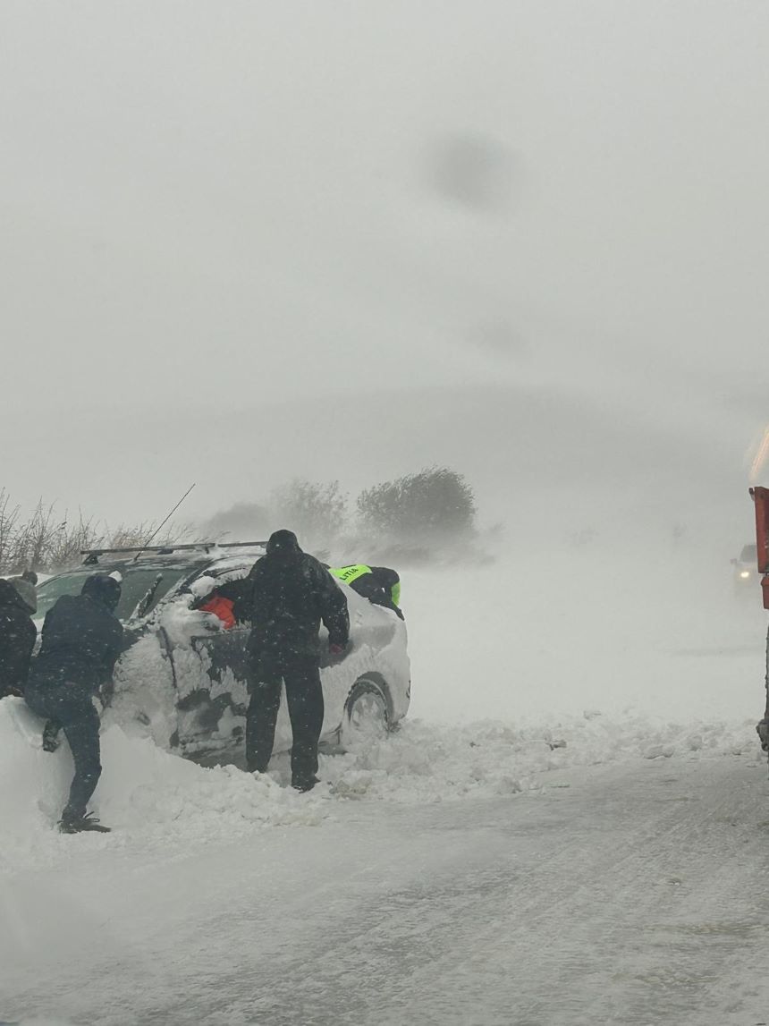 11 persoane sunt blocate în zăpadă pe drumuri din judeţul Tulcea. 88 de persoane au fost salvate