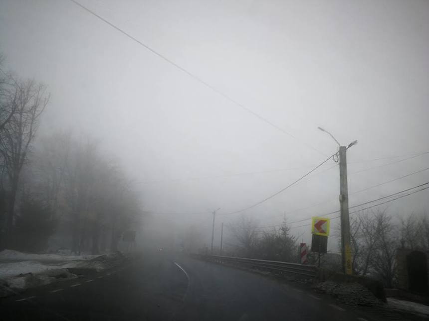 Cod galben de ceaţă şi burniţă, duminică dimineaţă, în mai multe zone ale țării