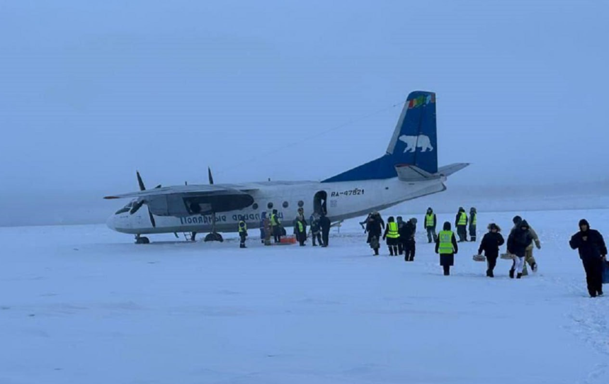 Un Antonov-24 aparţinând companiei ruse Polar Airlines, cu 34 de persoane la bord, aterizează pe fluviul îngheţat Kolîma, în urma unei ”erori de pilotare”