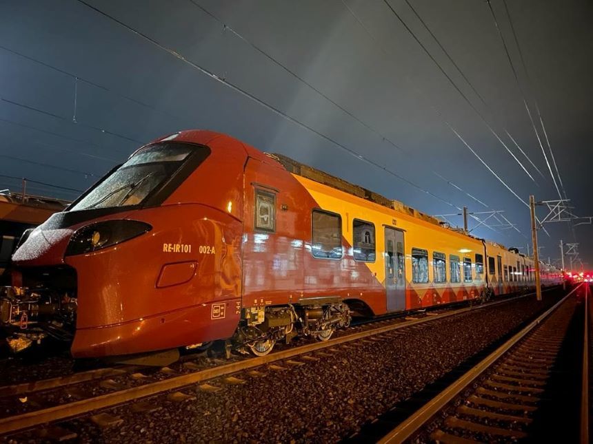 Primul tren electric produs de Alstom în Polonia a ajuns în România