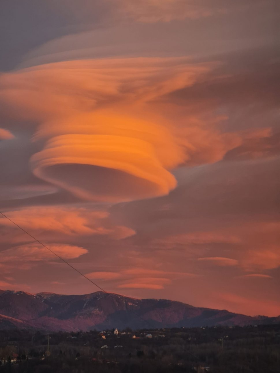 Fenomen spectaculos pe cerul României: „Norul OZN”