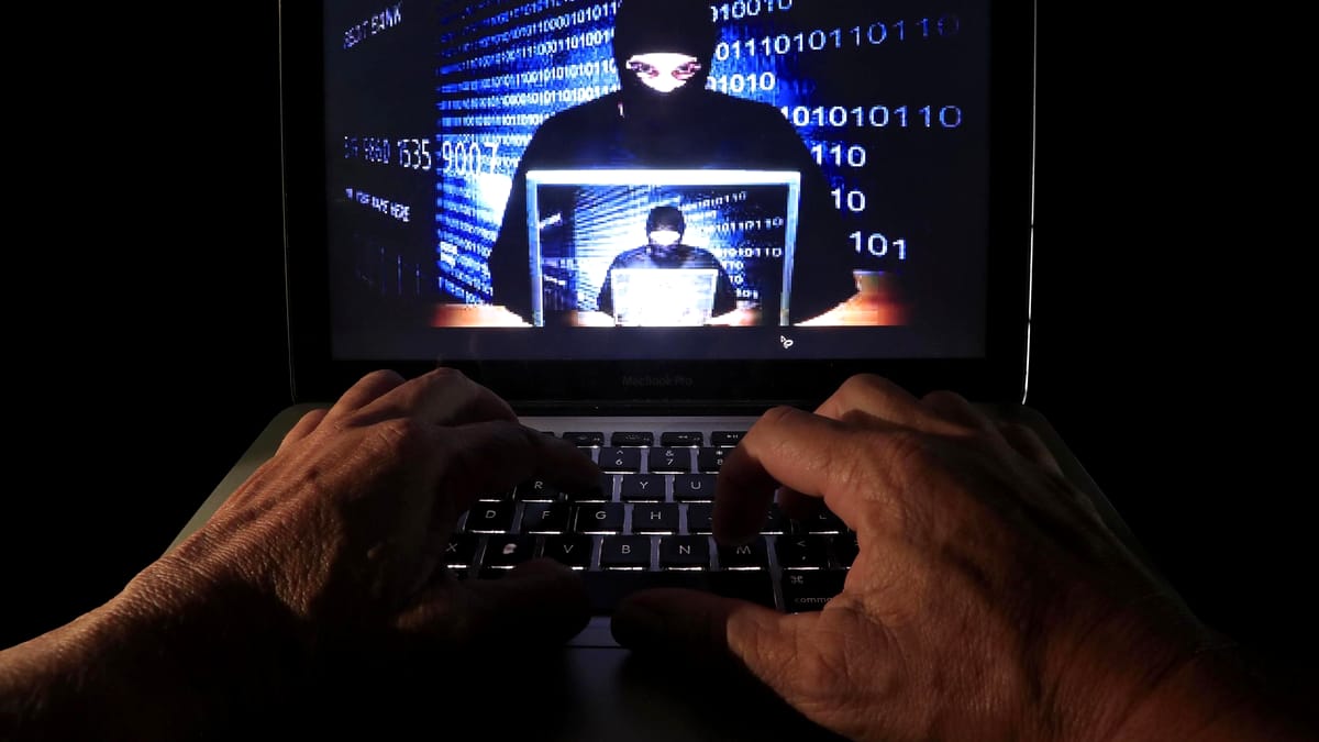 O nouă schemă de fraudă online face ravagii înainte de Revelion. Mesajele de care trebuie să se ferească toți românii