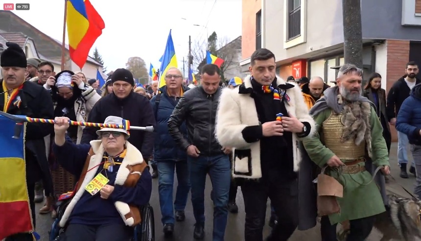 Mii de persoane participă la un marş al Unirii organizat de AUR, la Alba Iulia. Mesajul lui George Simion