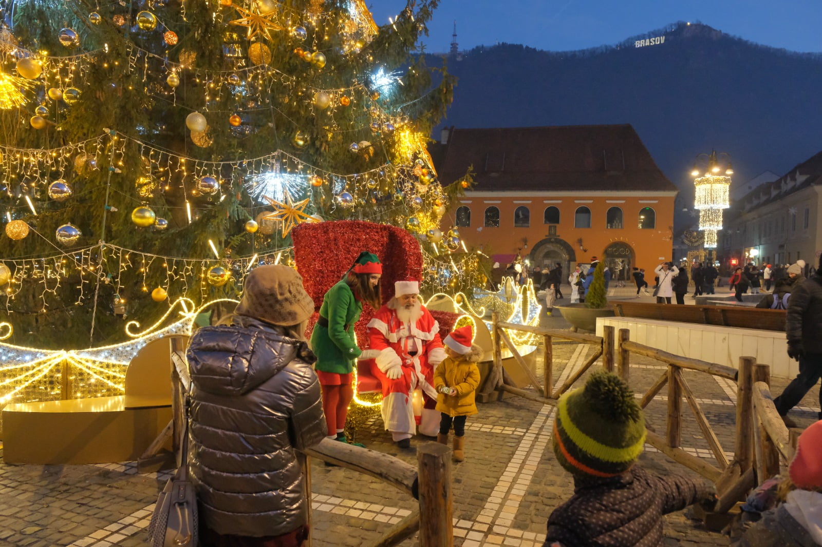 Moș Crăciun a fost amendat la Brașov. Cerea bani pentru poze