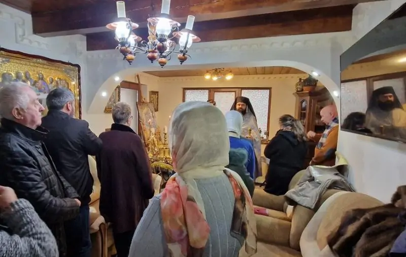 Un preot din Târgu Jiu ține slujbe religioase în sufrageria casei. „S-a încheiat cu BOR”