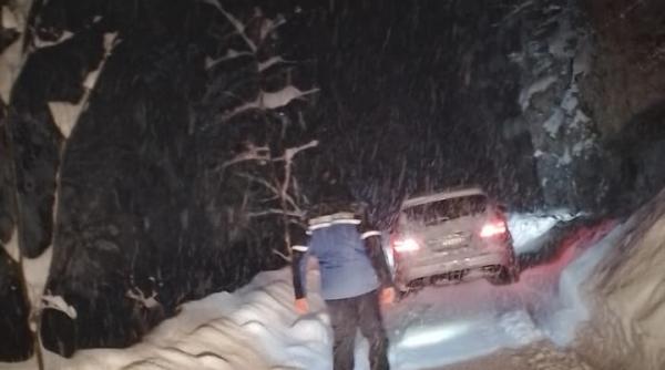 Familie cu patru copii, blocată în zăpadă, în județul Alba