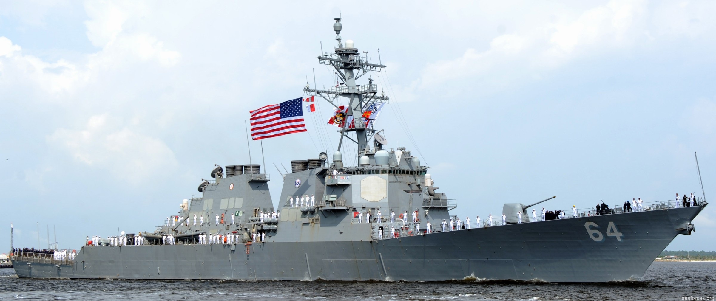 Distrugătorul american USS Carney, atacat de yemeniți în Marea Roşie