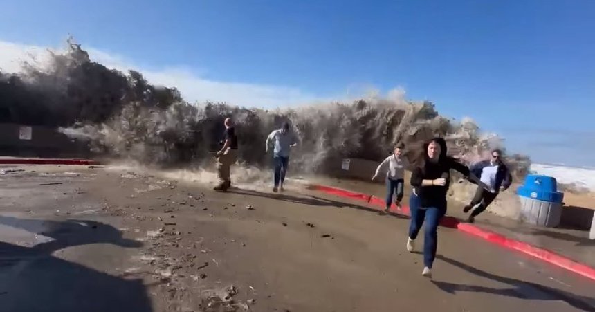 Coasta Californiei este lovită de trei zile de valuri uriaşe, chiar şi de 12 metri. Localnicii sunt înspăimântați. VIDEO