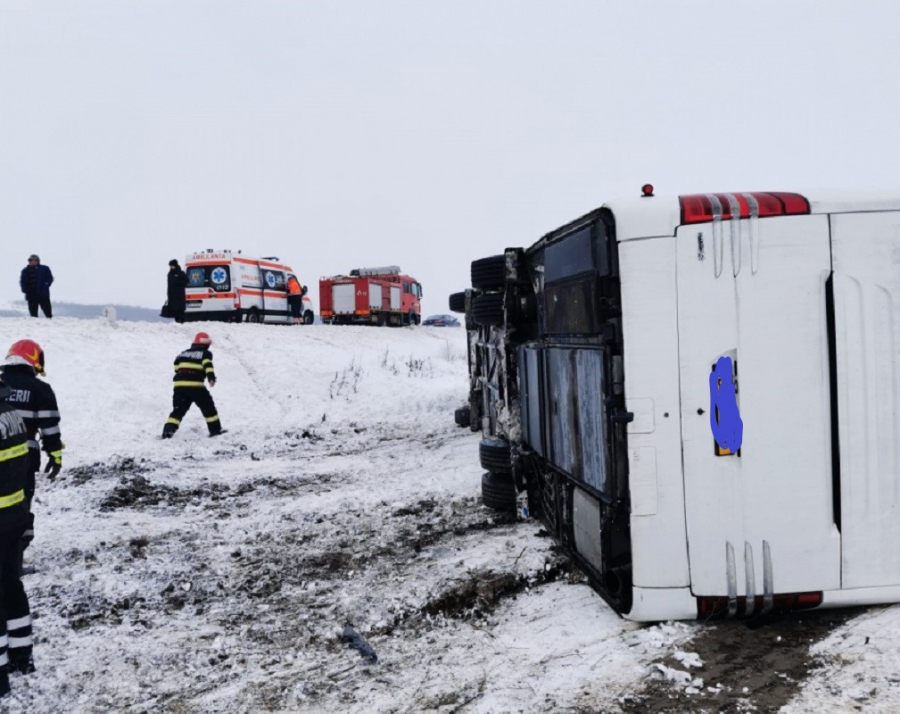 Un microbuz cu 17 pasageri s-a răsturnat în Galați