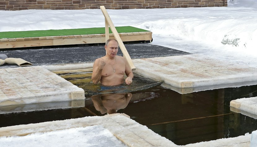 Vladimir Putin, într-un bazin cu apă rece de Bobotează