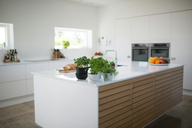 Mobilă de bucătărie la comandă: Design practic și modern pentru orice tip de spațiu