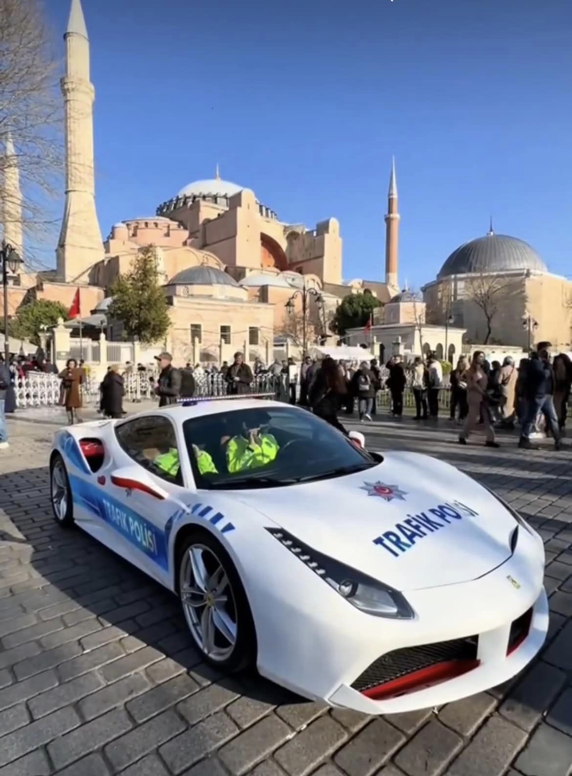 ”Obiective turistice noi și valoroase în Istanbul!” Bolizii de lux confiscați de la un traficant de droguri, folosiți de polițiștii turci/ VIDEO